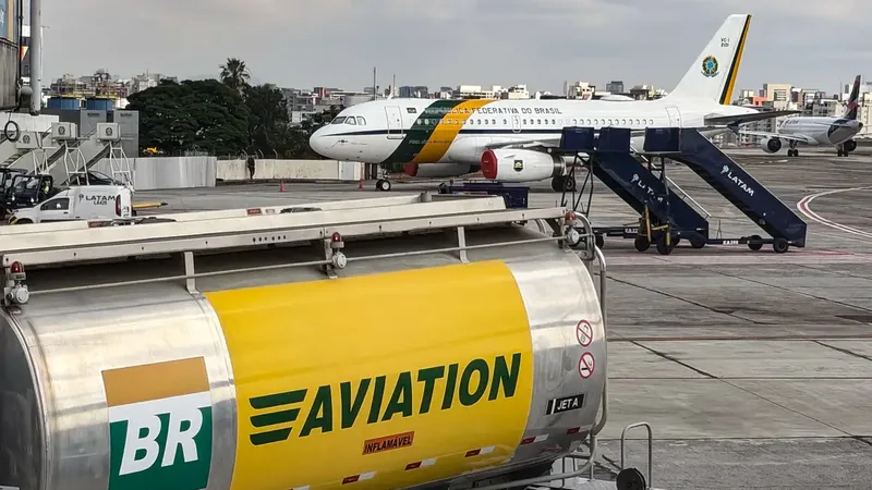 São Paulo - 20/10/2026 - Aviões são abastecido com gasolina de aviação no Aeroporto de Congonhas 