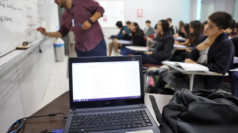 Brasília (DF), 24/10/2024 - Professor do colégio Galois, Samuel Rbeiro Costa, em sala de aula com alunos na preparação nos últimos dias antes da prova do Enem 2024