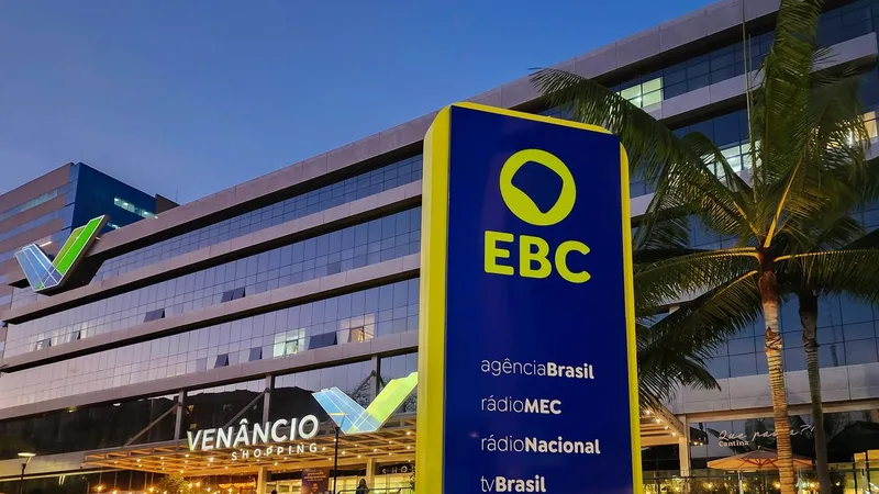 Brasília (DF), 24/10/2023, Totem na fachada da EBC, com a nova logo marca, que fica na entrada da Empresa Brasil de Comunicação, localizado no Venâncio Shopping em Brasília