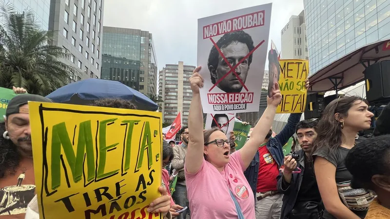 São Paulo (SP), 19/10/2026 - Organizações da sociedade civil e movimentos sociais realizam protesto em frente à sede da Meta , na avenida Faria Lima,3732, para denunciar o que consideram interferência sistemática da big…