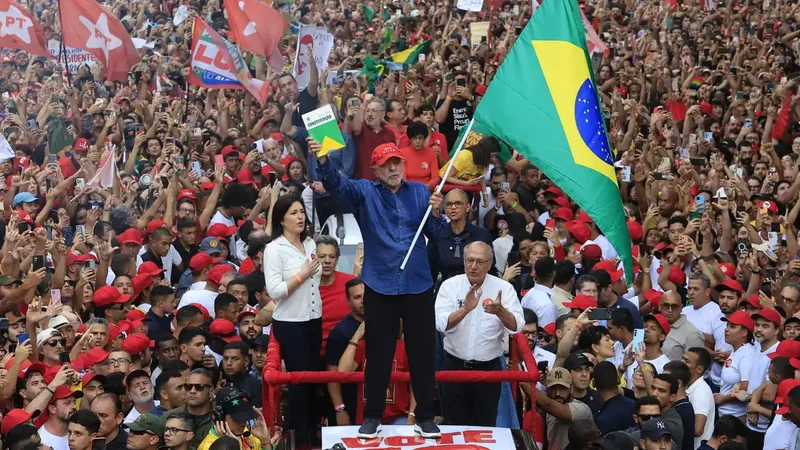São Paulo (SP), 24/10/2026 - Presidente Lula encerra campanha das  Eleições 2026 com caminhada na avenida Paulista