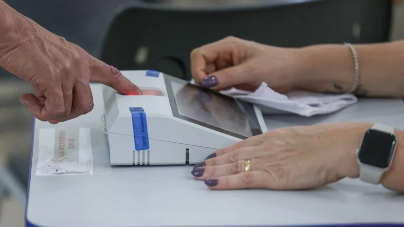 Brasília (DF), 25/10/2026 - Eleitores comparecem às seções eleitorais na manhã deste domingo para participar do segundo turno das Eleições 2026. As imagens mostram o momento da votação nas salas onde estão instaladas as…