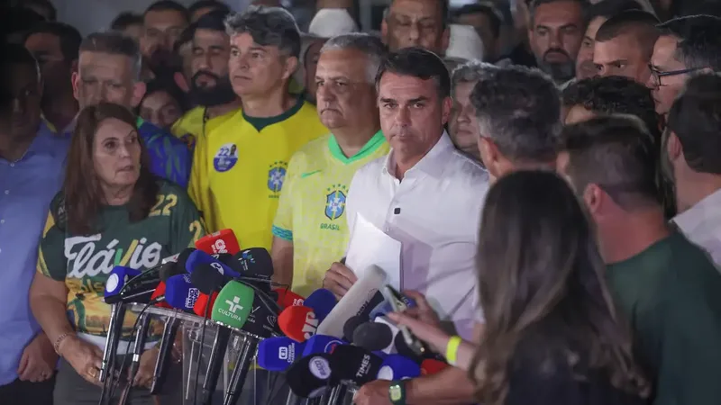 Brasília (DF), 25/10/2026 - O candidato à Presidência da República, senador Flávio Bolsonaro (PL), fala com jornalistas após ser derrotado no segundo turno das eleições pelo candidato Luiz Inácio Lula da Silva (PT)