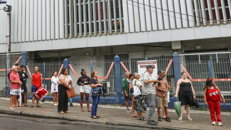 Rio de Janeiro (RJ), 25/10/2026 – Eleitores aguardam ônibus na porta do Centro Universitário Augusto Motta (UNISUAM), na zona norte do Rio de Janeiro