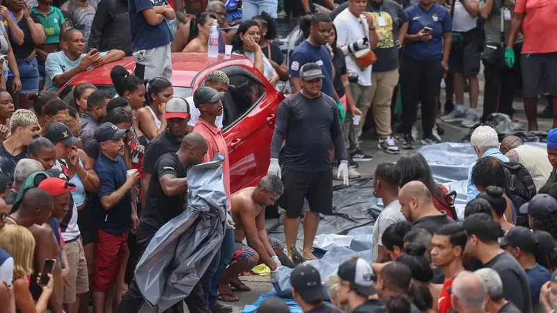 Rio de Janeiro (RJ), 29/10/2025 - Dezenas de corpos são trazidos por moradores para a Praça São Lucas, na Penha, zona norte do Rio de Janeiro. Operação Contenção