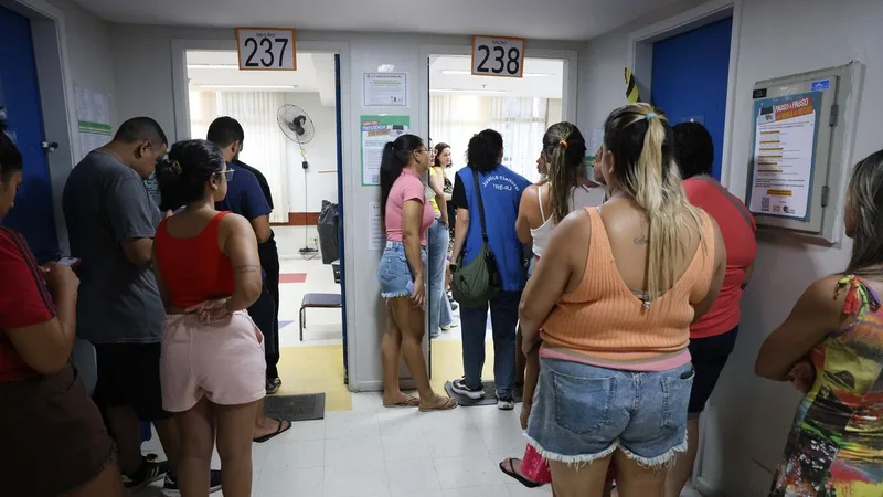 Rio de Janeiro (RJ), 04/10/2026 - Fila de eleitores na zona eleitoral da Escola Municipal Rinaldo de Lamare, na Rocinha
