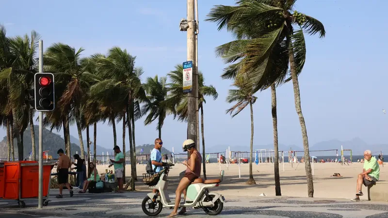 Rio de Janeiro (RJ), 21/08/2026 - Ventos balançam os coqueiros na orla da praia de Copacabana, na Zona Sul carioca