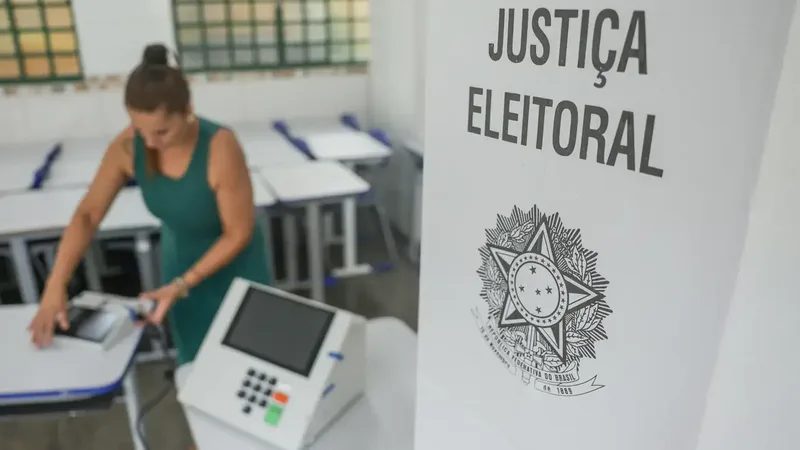 Brasília (DF), 24/10/2026 - Mesários preparam urnas eletrônicas em escola pública para o segundo turno das Eleições 2026, que será realizado neste domingo (25)
