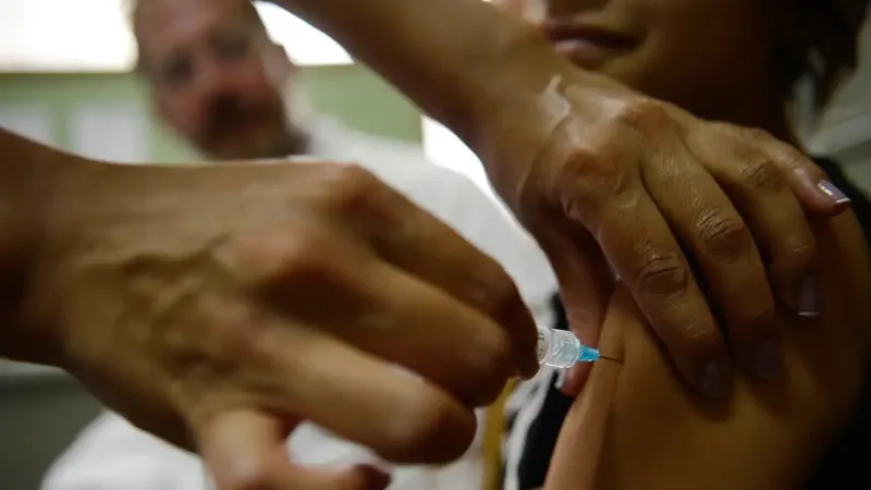 Brasília - Alunas do Centro de Ensino Fundamental 25, em Ceilândia, são vacinadas contra o papiloma vírus humano - HPV (Marcelo Camargo/Agência Brasil)
