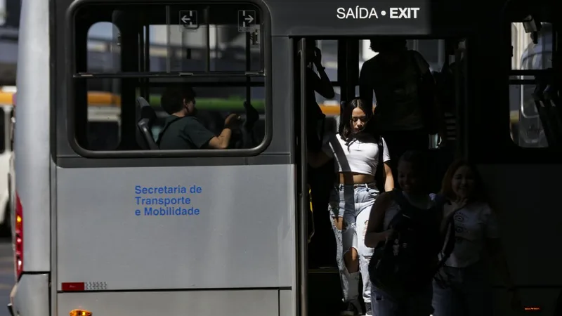 Brasília (DF), 09/08/2023 - Movimentação de passageiros e ônibus na Rodoviária do Plano Piloto. Nos dias 8 e 9 de agosto acontece, em Brasília, o 36º Seminário Nacional de Transporte Urbano, em que empresários,…