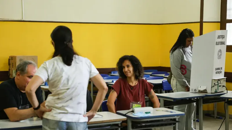 Niterói (RJ), 27/10/2024 – Eleitores votam na 71ª Zona Eleitoral, no Colégio Liceu Nilo Peçanha, no centro de Niterói