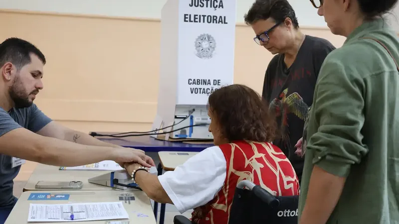 Rio de Janeiro (RJ), 04/10/2026 - A psicóloga Maria Lidia Gomes de Mattos vota na zona eleitoral do Colégio Estadual Amaro Cavalcante, no Largo do Machado. -