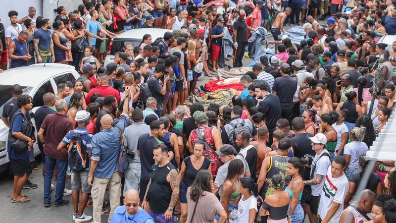 Rio de Janeiro (RJ), 22/12/2025 - Retrospectiva 2025 - Foto feita em 28/10/2025 - Dezenas de corpos são trazidos por moradores para a Praça São Lucas, na Penha, zona norte do Rio de Janeiro. Operação Contensçao