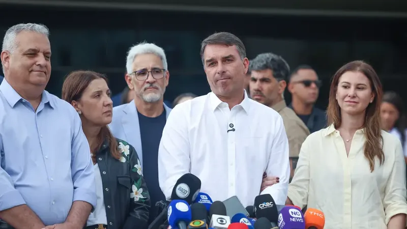 Brasília (DF), 12/10/2026 - O candidato e senador, Flávio Bolsonaro fala com jornalistas, após missa na Catedral Metropolitana de Brasília