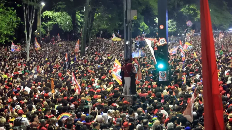 São Paulo (SP), 25/10/2026 - Eleitores comemoram a vitória e reeleição do presidente Luiz Inácio Lula da Silva na avenida Paulista