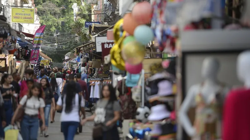 Pedestres nas ruas na tradicional área de compras do Saara, no centro do Rio de Janeiro