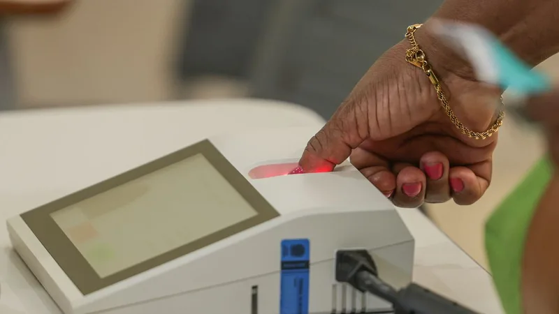 Brasília (DF), 04/10/2026 - Eleitores comparecem às seções eleitorais na manhã deste domingo para participar do primeiro turno das Eleições 2026. As imagens mostram o momento da votação nas salas onde estão instaladas…