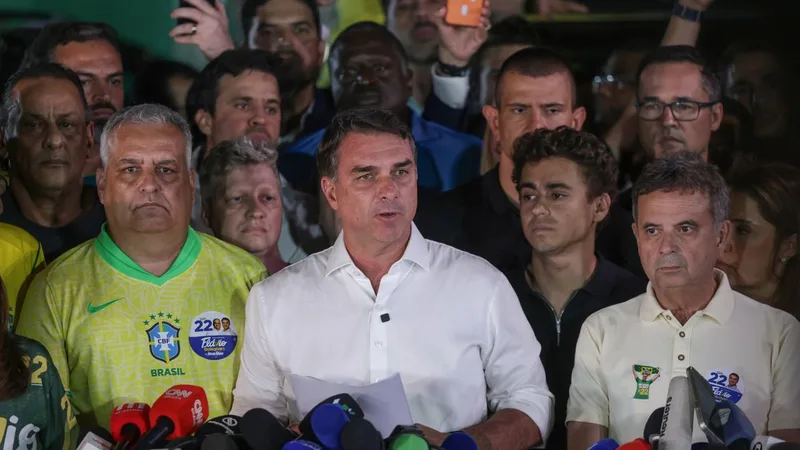 Brasília (DF), 25/10/2026 - O candidato à Presidência da República, senador Flávio Bolsonaro (PL), fala com jornalistas após ser derrotado no segundo turno das eleições pelo candidato Luiz Inácio Lula da Silva (PT)