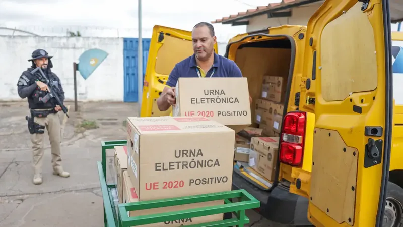 Brasília (DF), 02/10/2026 - O Tribunal Regional Eleitoral do Distrito Federal (TRE-DF) iniciou a distribuição das 7.000 mil urnas eletrônicas que serão utilizadas neste domingo (4/10), durante o 1º turno das Eleições…