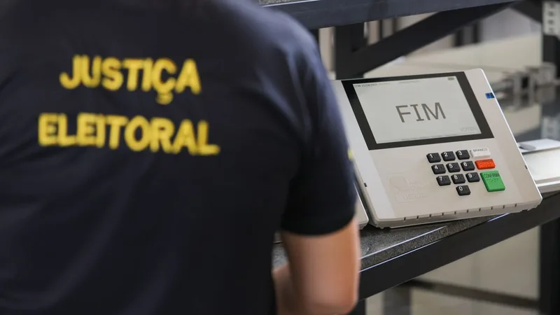 Brasília (DF)21/10//2026 TRE prepara as urnas eletrônicas para o 2º turno das eleições e faz demonstração de teste de integrigade do equipamento e de votação