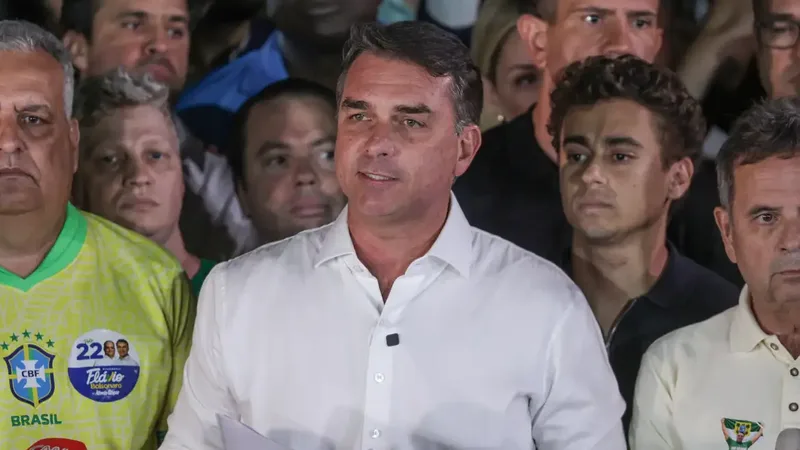 Brasília (DF), 25/10/2026 - O candidato à Presidência da República, senador Flávio Bolsonaro (PL), fala com jornalistas após ser derrotado no segundo turno das eleições pelo candidato Luiz Inácio Lula da Silva (PT)