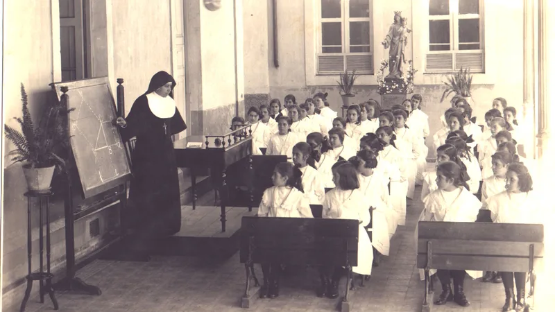 Alunos em sala de aula de escola brasileira