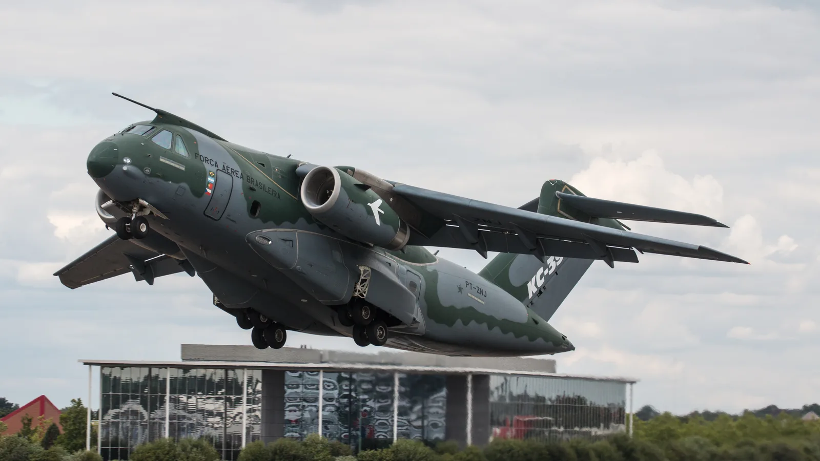 Avião militar KC-390 em voo