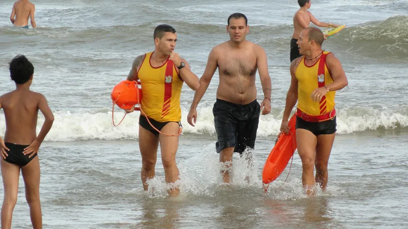 Guarda-vidas em praia brasileira