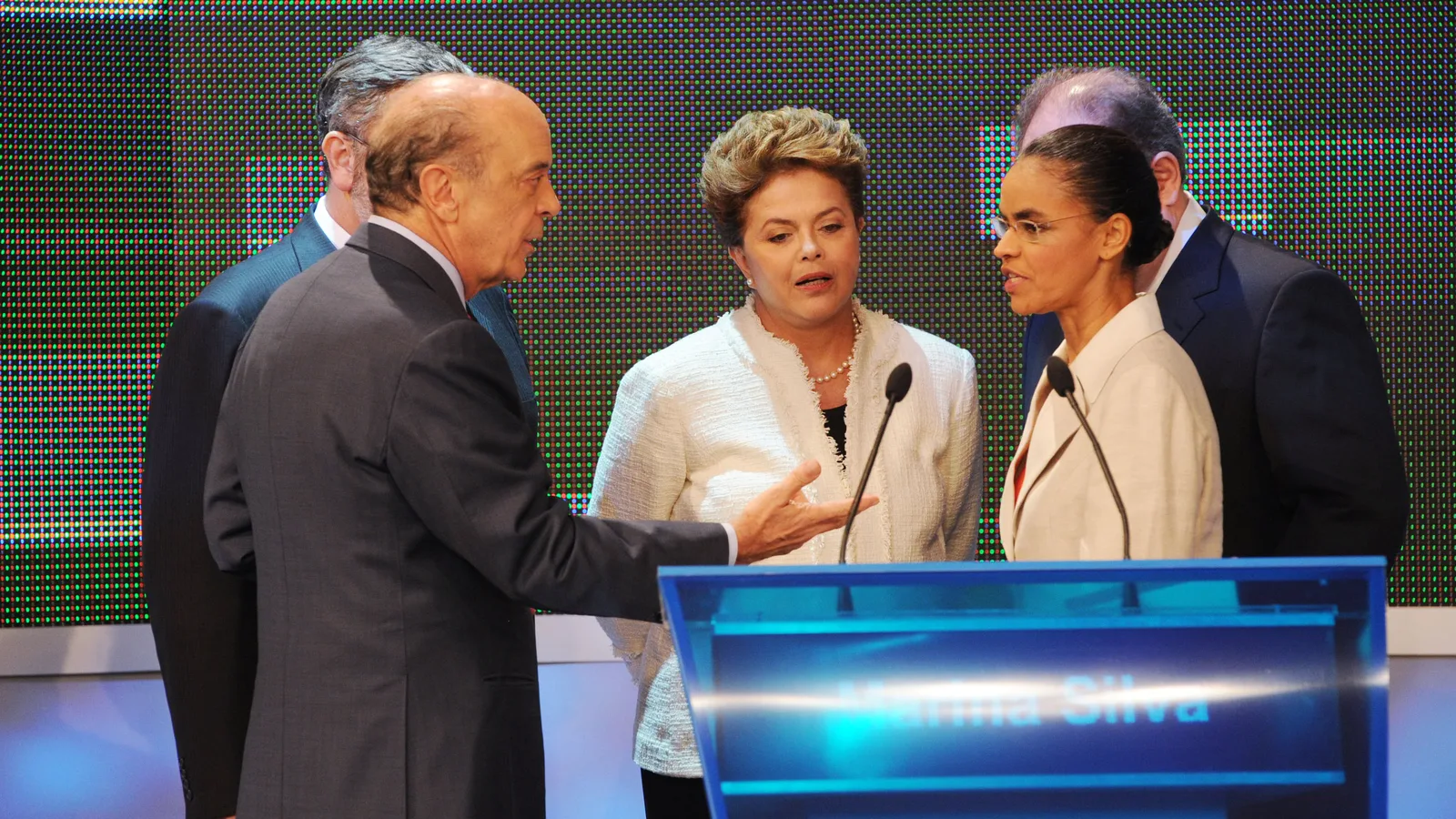Candidatos em debate presidencial no estúdio de TV