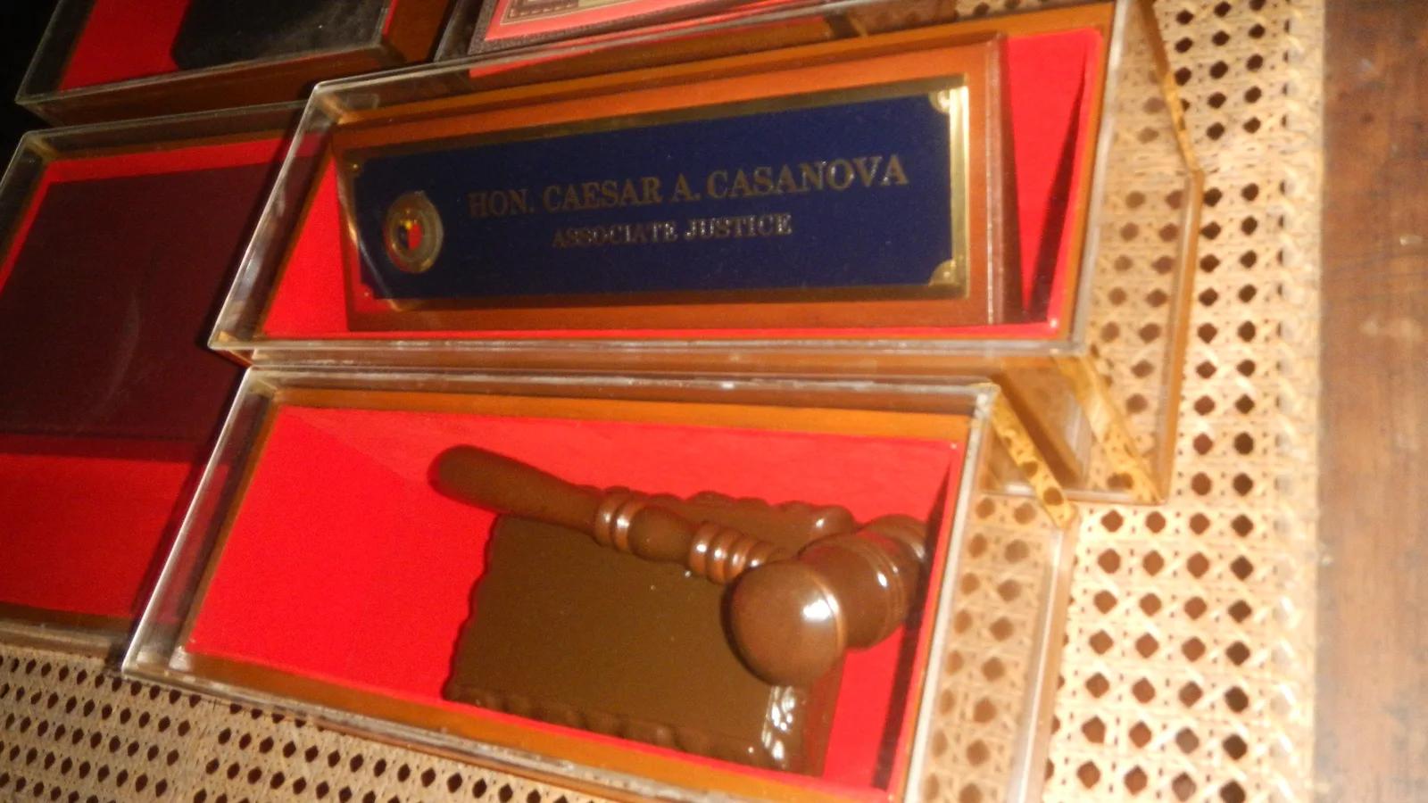 Martelo de juiz sobre a mesa