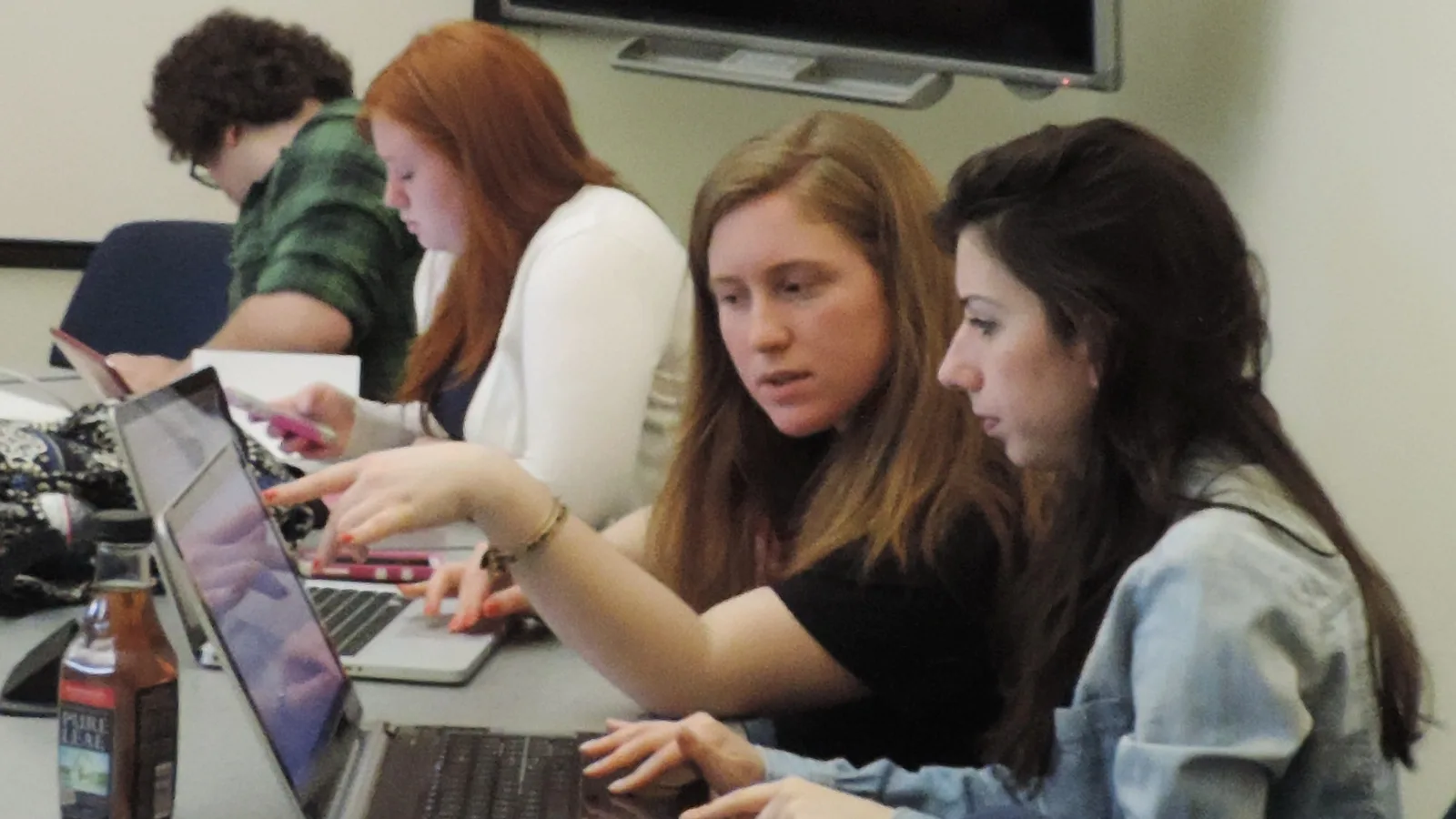 Estudantes programando em notebook