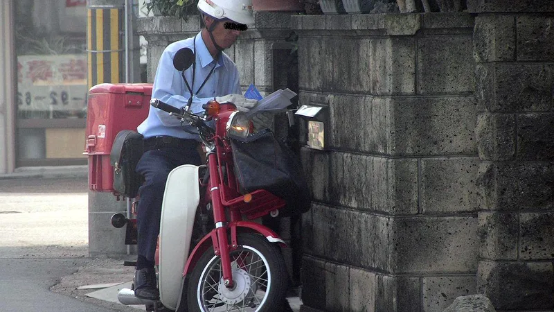 Entregador de moto com pacote