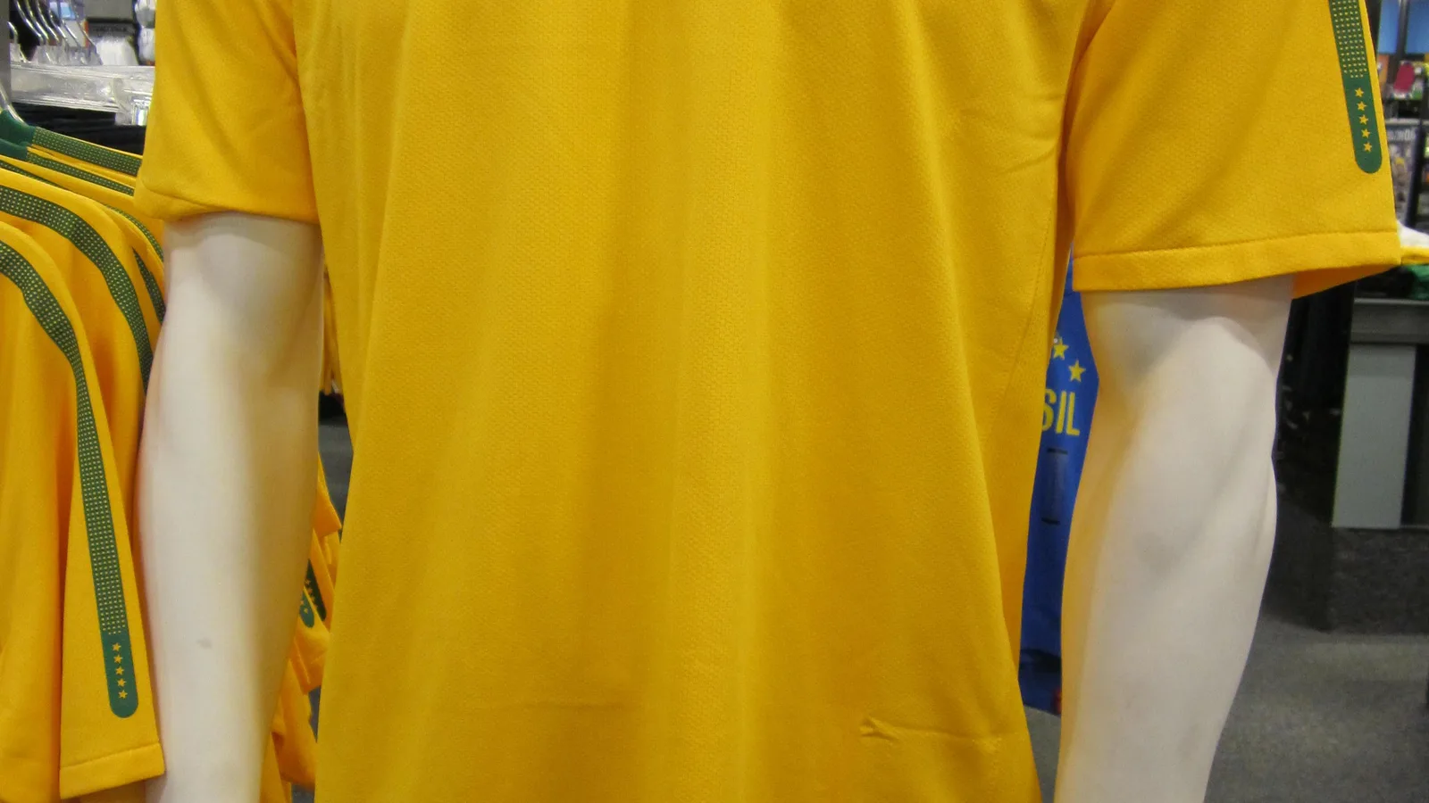 Torcedores vestindo camisa da seleção brasileira
