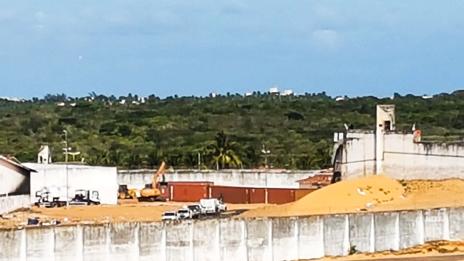 Muro e portão de um presídio