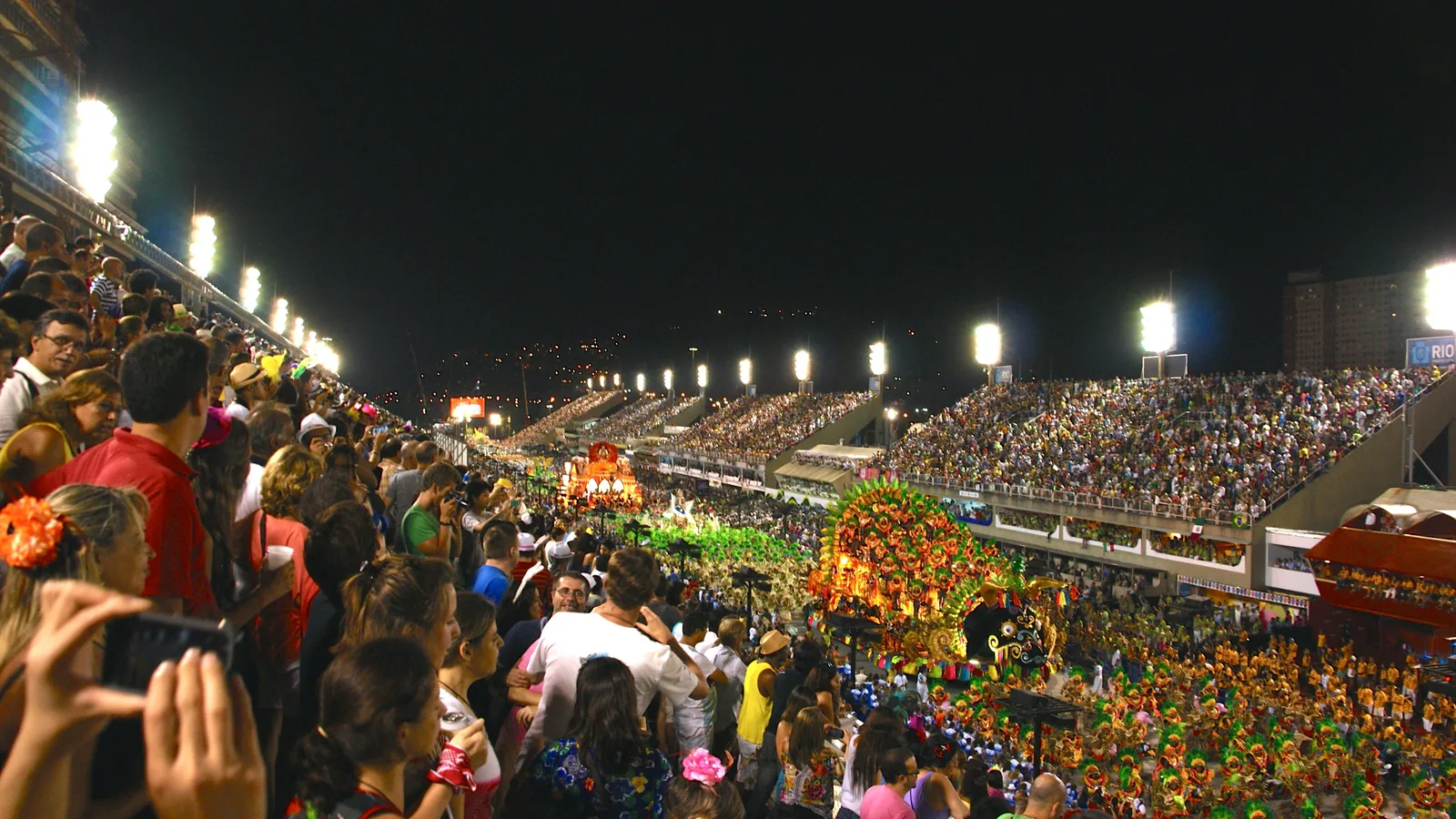 Desfile de escola de samba no Sambódromo