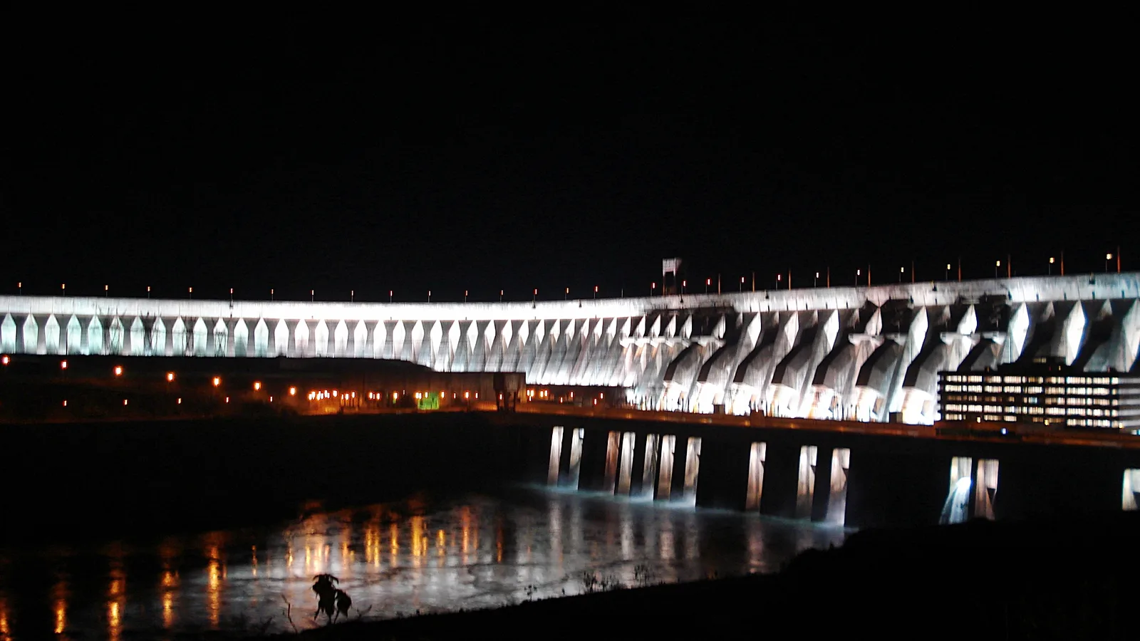 Vista da usina hidrelétrica de Itaipu