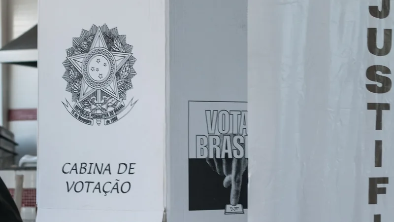 Cabine de votação em seção eleitoral