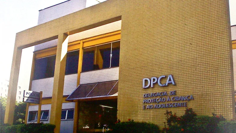 Fachada de delegacia de polícia