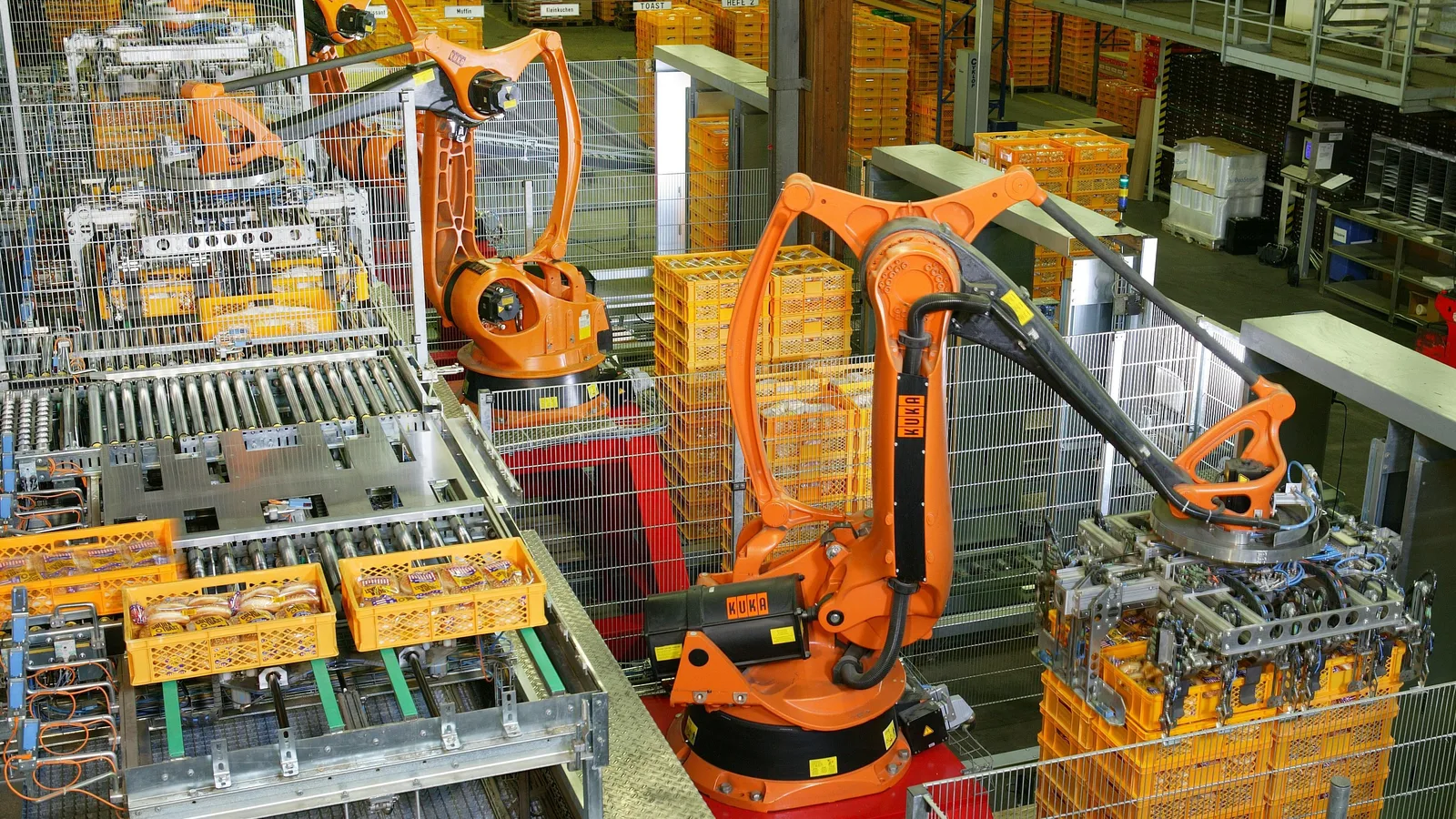 Robôs industriais em uma linha de produção