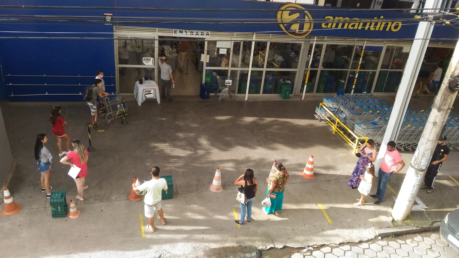 Consumidores em loja no Brasil
