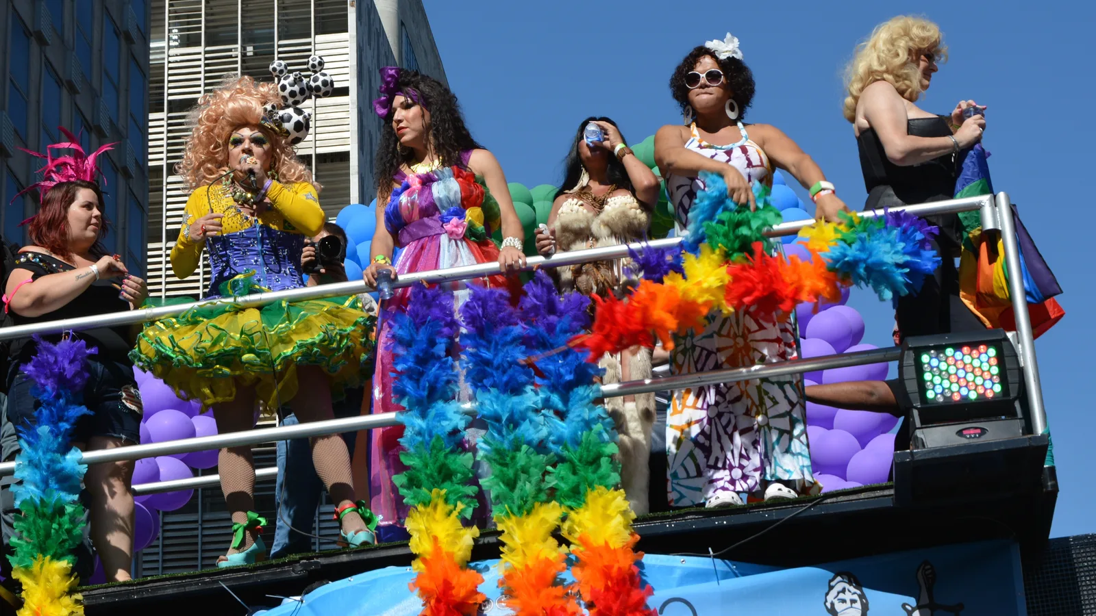 Participantes de parada do orgulho LGBTQIA+