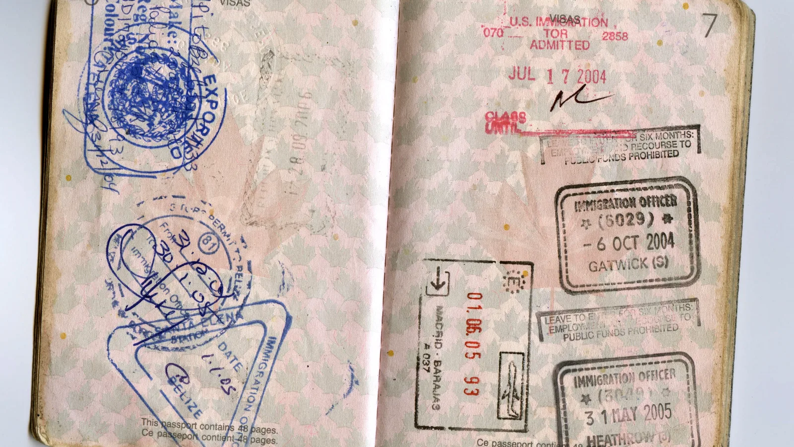 Passageiro com passaporte em aeroporto