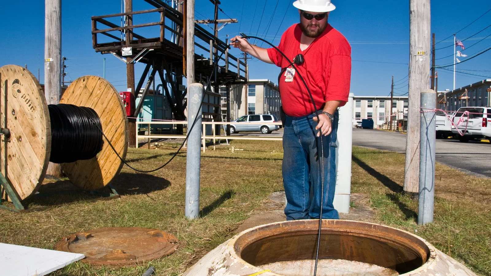 Técnico instalando cabo de fibra óptica