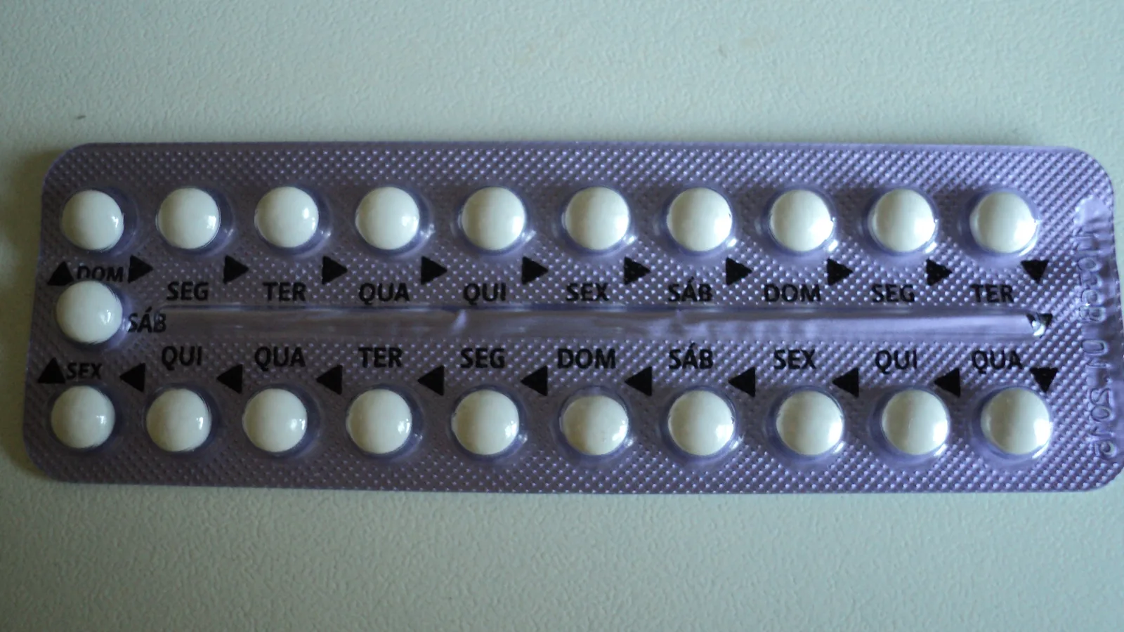 Caixas de medicamentos sobre balcão de farmácia
