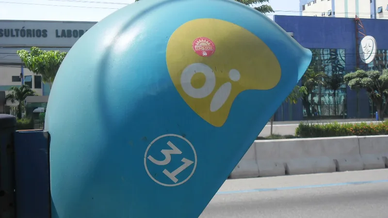 Fachada de prédio com logotipo da Oi