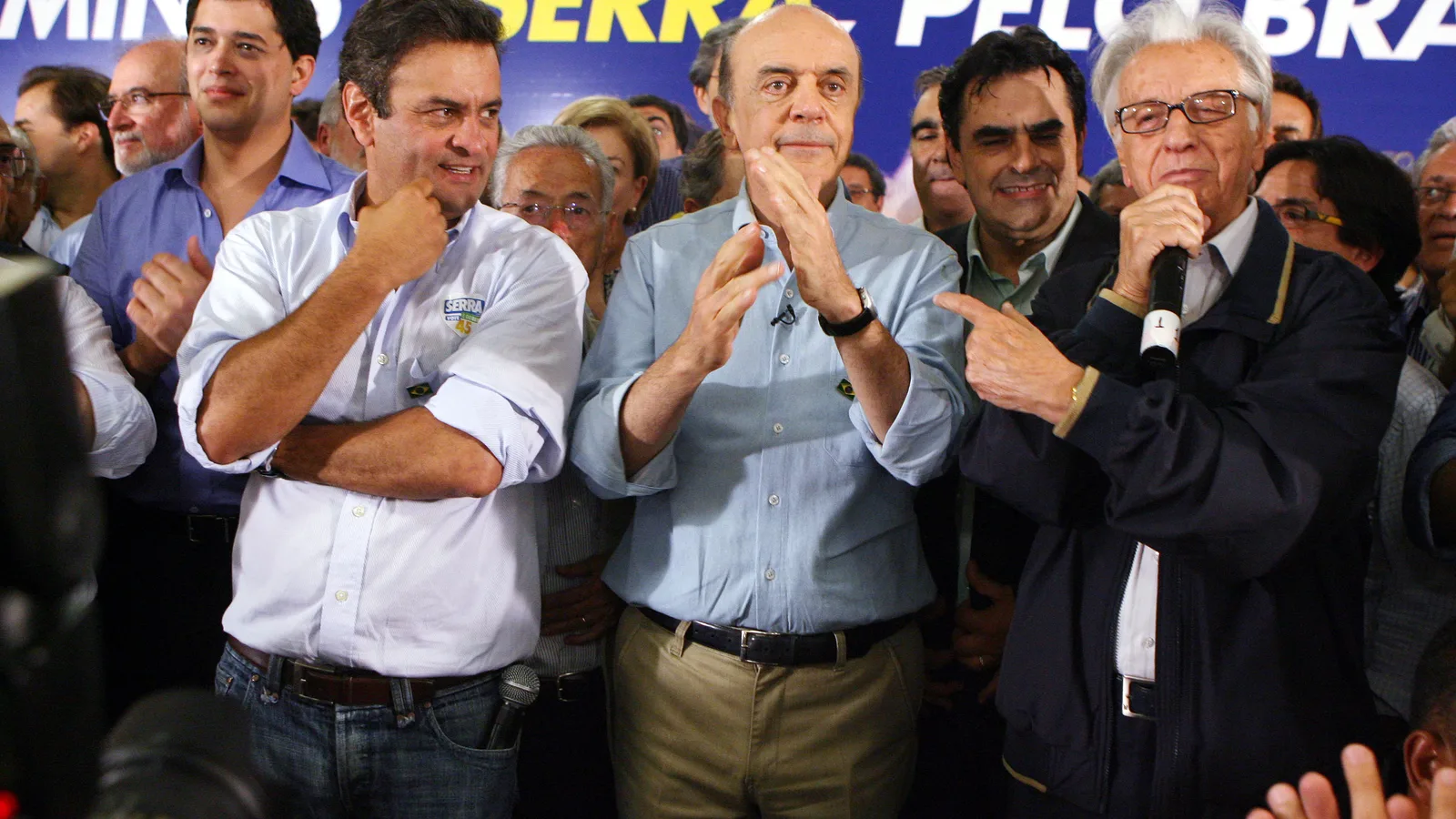 Urnas e cédulas de eleição no Brasil