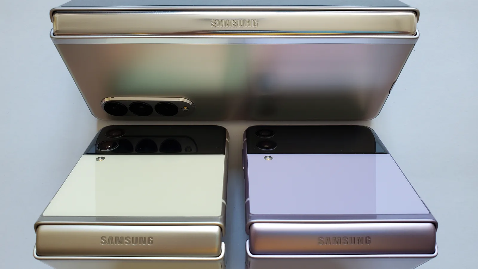 Smartphone aberto exibindo tela