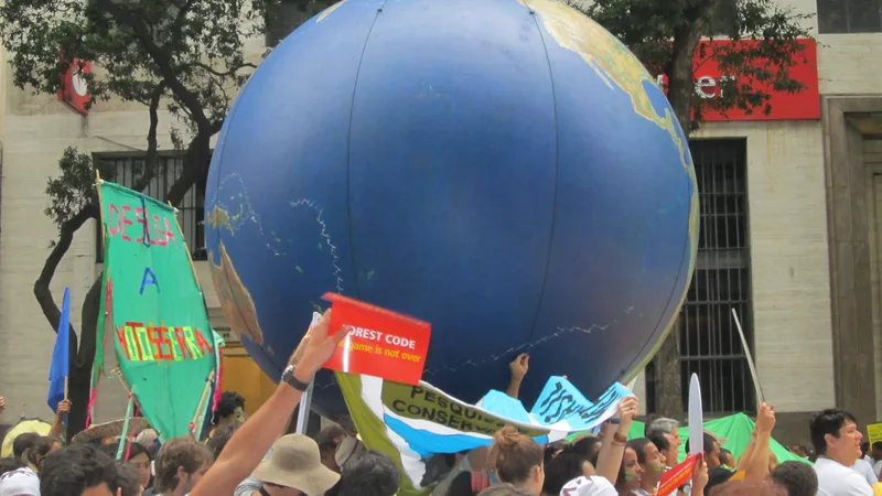Manifestantes em ato político no Brasil