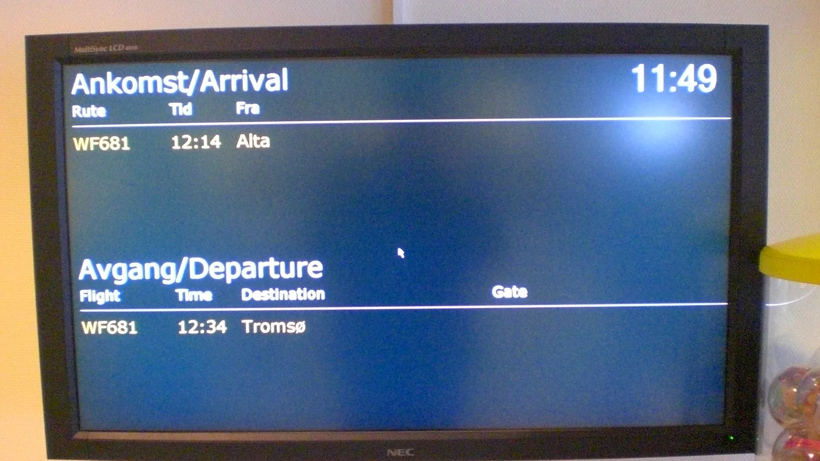 Painel de voos em aeroporto