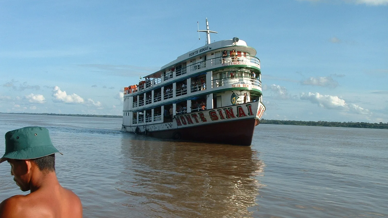 Embarcação navegando em rio da Amazônia